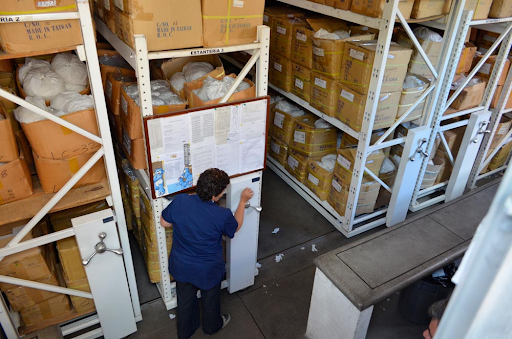 Experto haciendo auditoría de bodega y revisión de estanterías