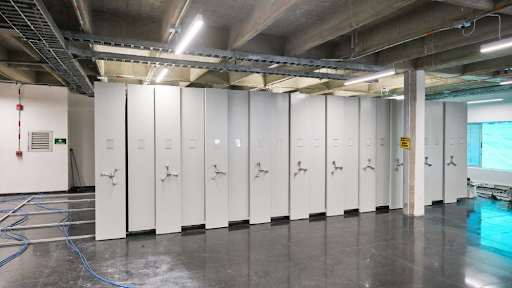 Bodega con estanterías siendo auditada
